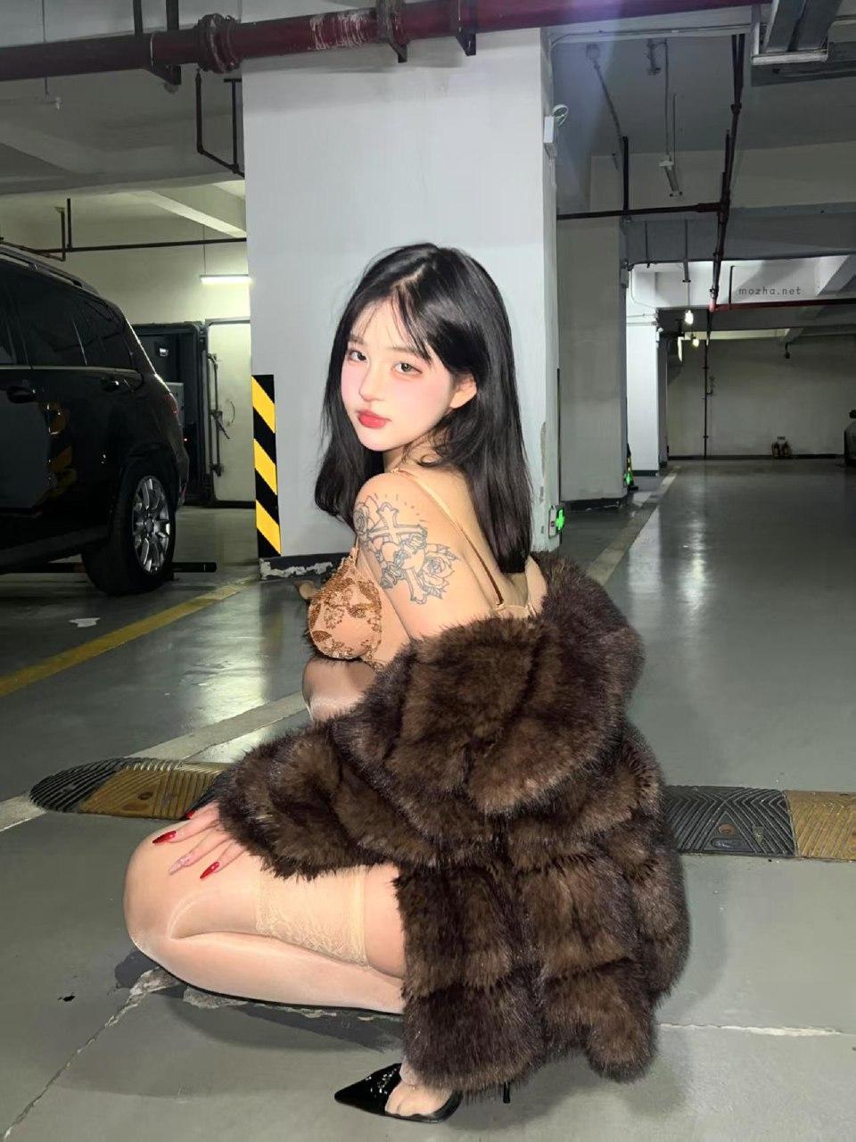 小U优优子 –  车库拍摄+配上大蜜桃【50P】